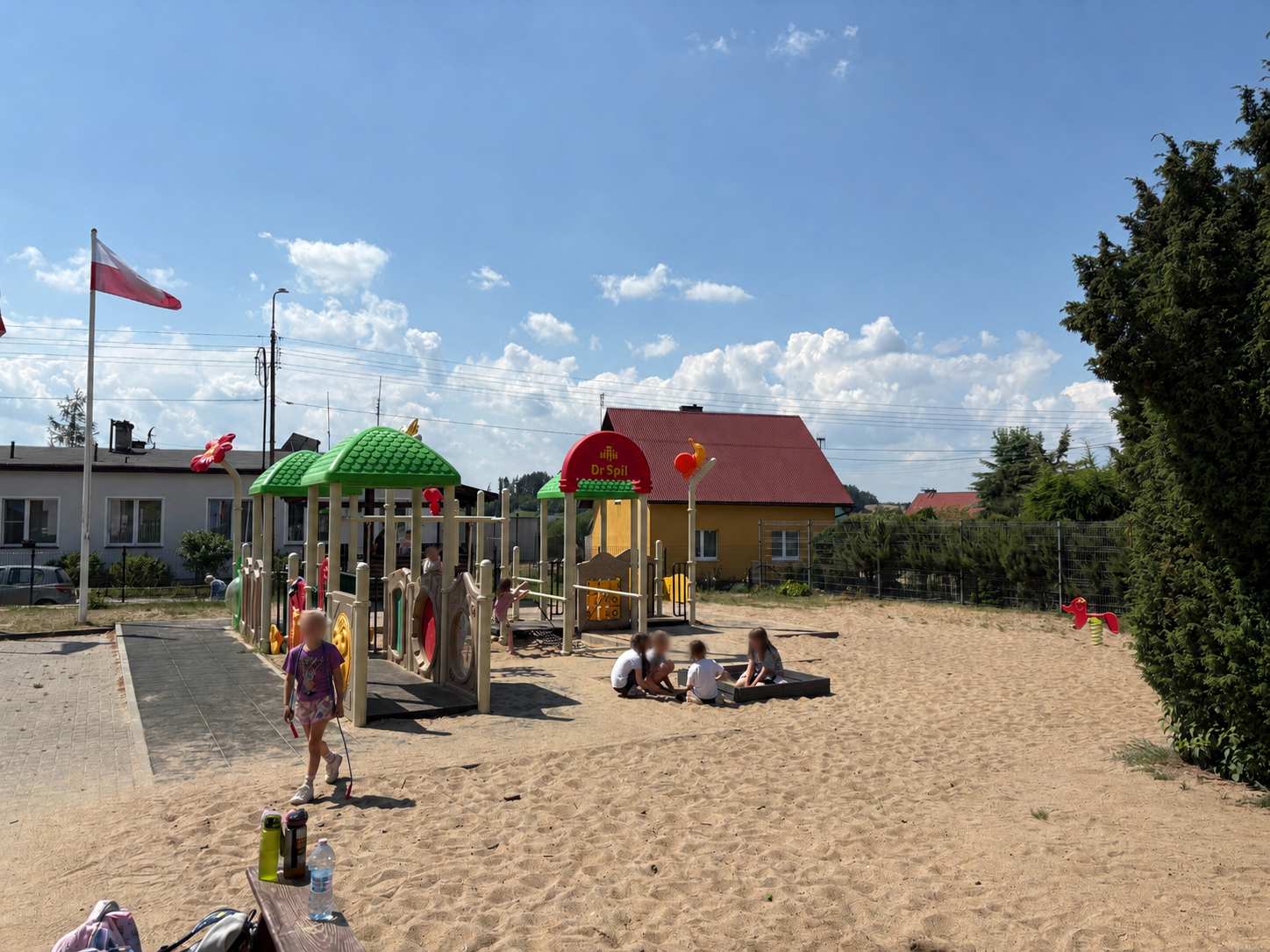 Plac zabaw przy szkole